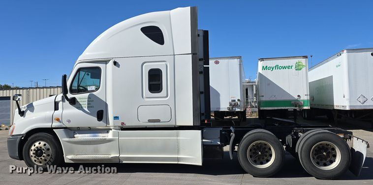 image for item DW3820 2013 Freightliner Cascadia 125 semi truck