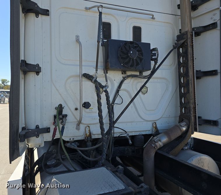 image for item DW3820 2013 Freightliner Cascadia 125 semi truck