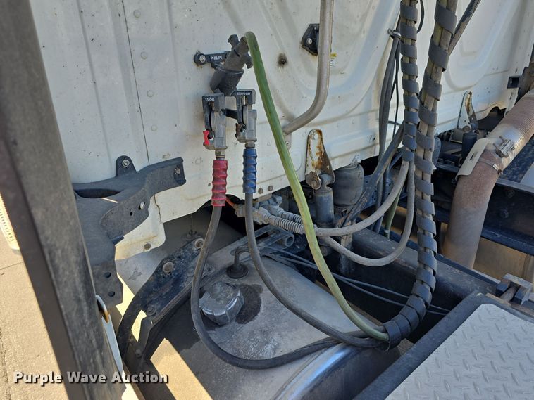 image for item DW3820 2013 Freightliner Cascadia 125 semi truck