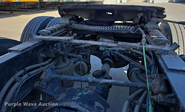 image for item DW3820 2013 Freightliner Cascadia 125 semi truck