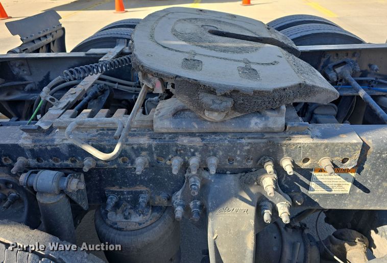 image for item DW3820 2013 Freightliner Cascadia 125 semi truck