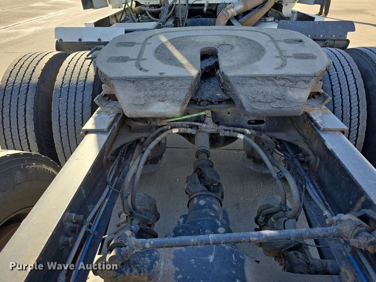 image for item DW3820 2013 Freightliner Cascadia 125 semi truck