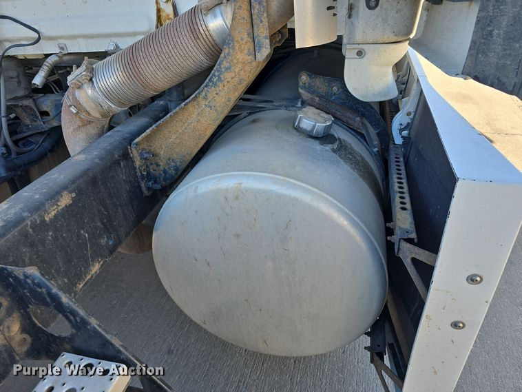 image for item DW3820 2013 Freightliner Cascadia 125 semi truck