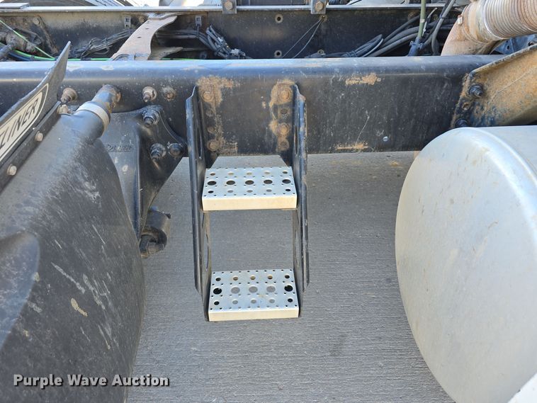 image for item DW3820 2013 Freightliner Cascadia 125 semi truck