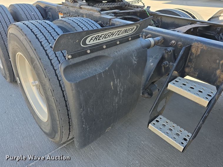 image for item DW3820 2013 Freightliner Cascadia 125 semi truck