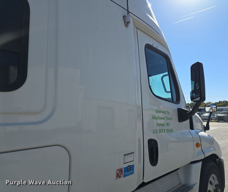 image for item DW3820 2013 Freightliner Cascadia 125 semi truck