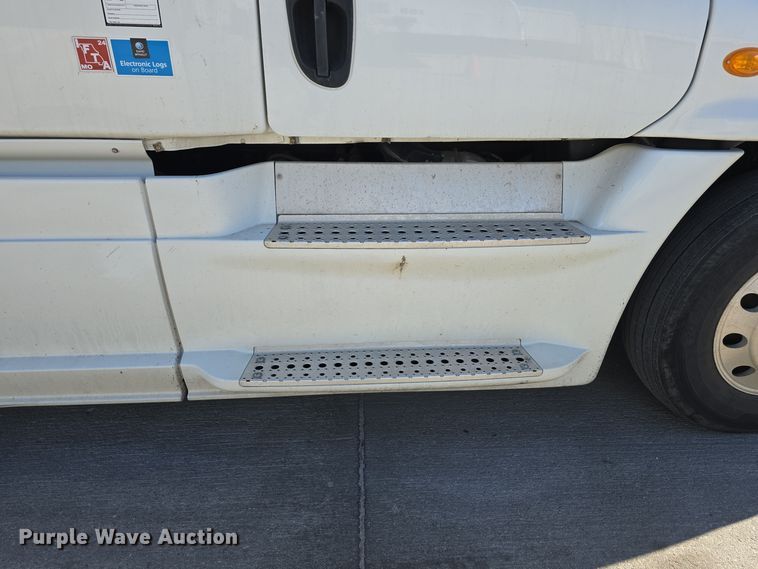 image for item DW3820 2013 Freightliner Cascadia 125 semi truck