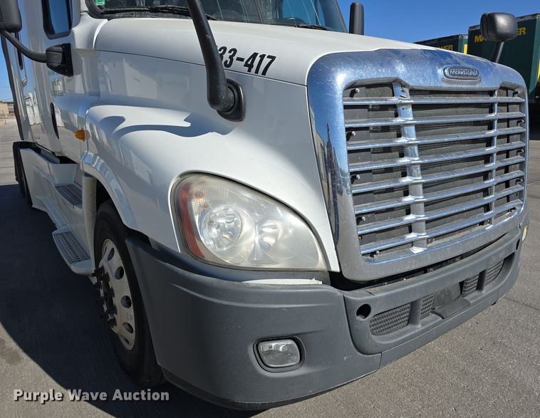image for item DW3820 2013 Freightliner Cascadia 125 semi truck