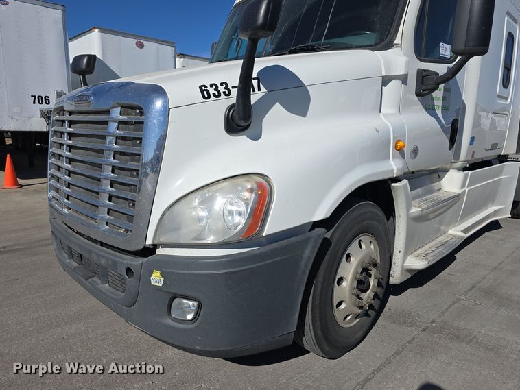 image for item DW3820 2013 Freightliner Cascadia 125 semi truck