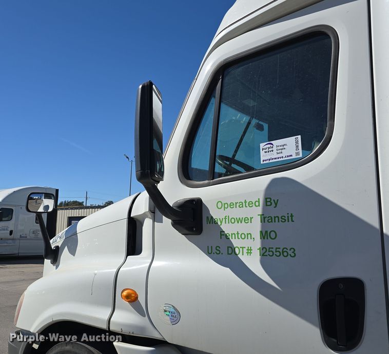 image for item DW3820 2013 Freightliner Cascadia 125 semi truck