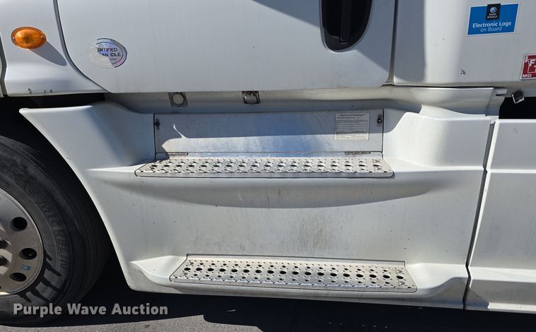 image for item DW3820 2013 Freightliner Cascadia 125 semi truck