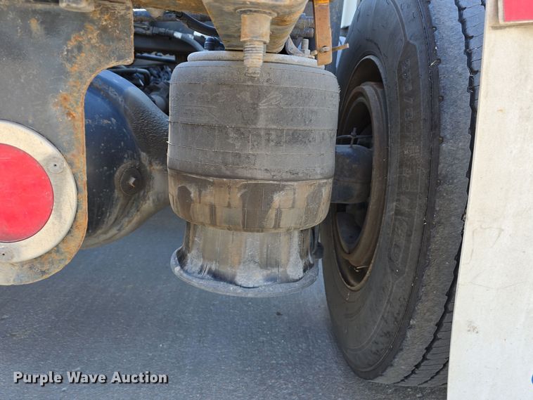 image for item DW3820 2013 Freightliner Cascadia 125 semi truck