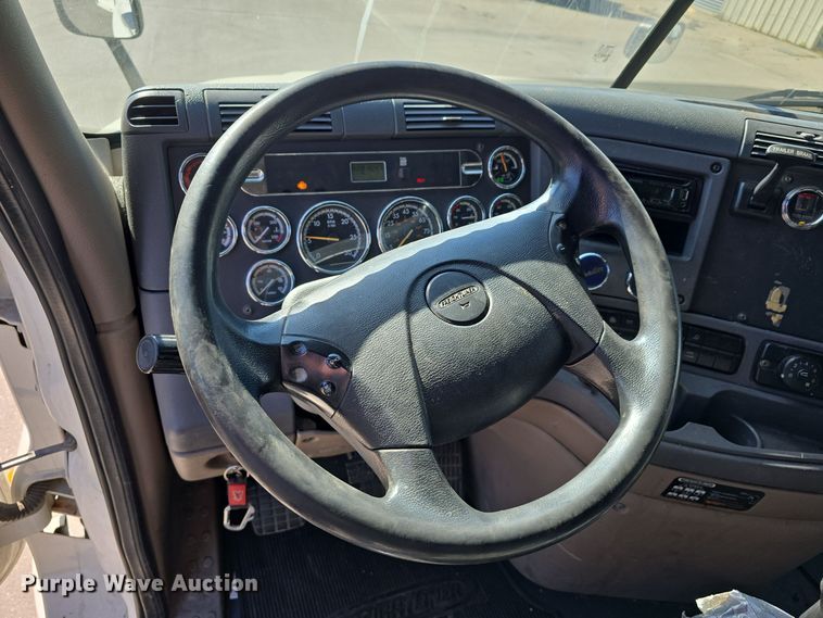 image for item DW3820 2013 Freightliner Cascadia 125 semi truck