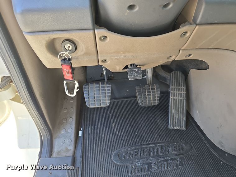 image for item DW3820 2013 Freightliner Cascadia 125 semi truck