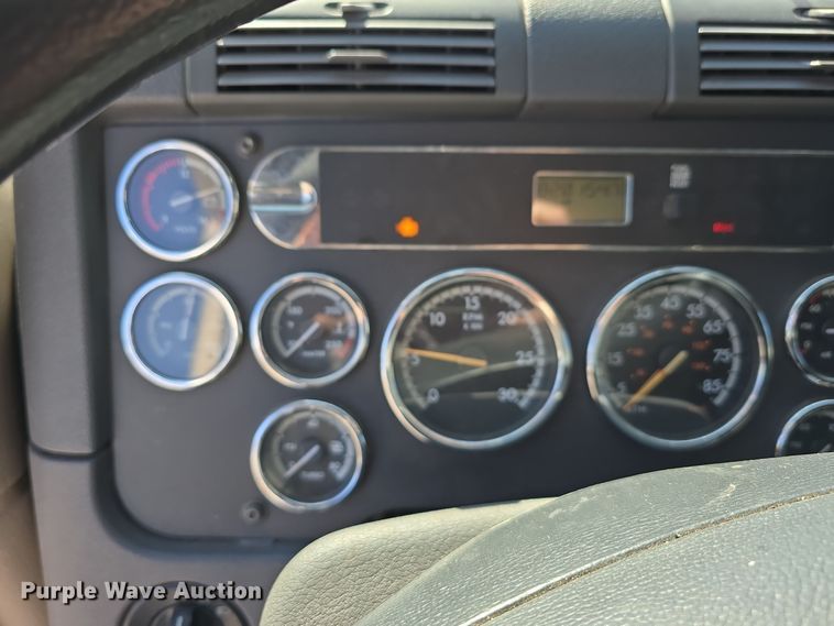 image for item DW3820 2013 Freightliner Cascadia 125 semi truck