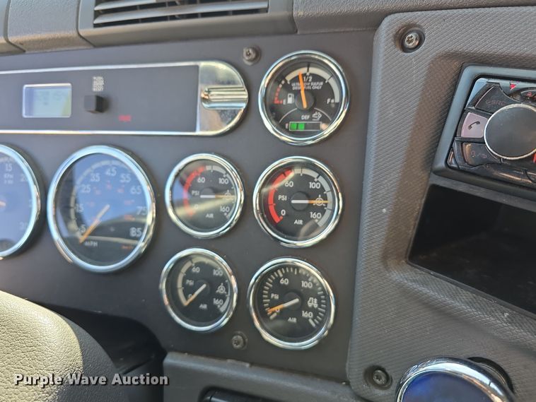 image for item DW3820 2013 Freightliner Cascadia 125 semi truck