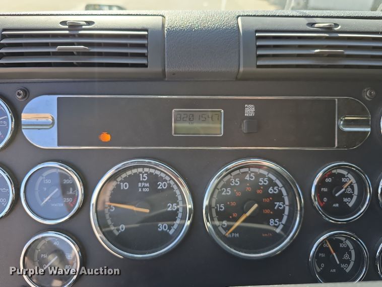 image for item DW3820 2013 Freightliner Cascadia 125 semi truck