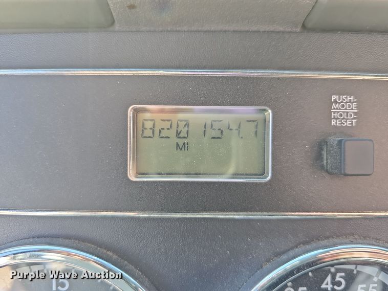 image for item DW3820 2013 Freightliner Cascadia 125 semi truck