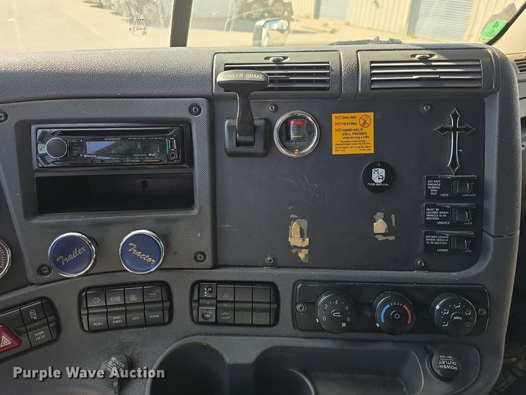 image for item DW3820 2013 Freightliner Cascadia 125 semi truck