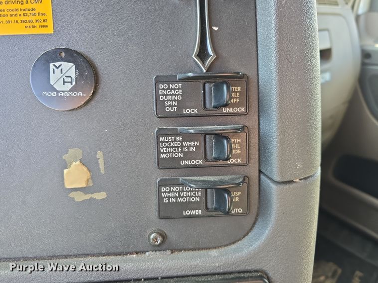 image for item DW3820 2013 Freightliner Cascadia 125 semi truck