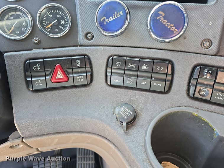 image for item DW3820 2013 Freightliner Cascadia 125 semi truck