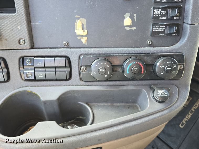 image for item DW3820 2013 Freightliner Cascadia 125 semi truck