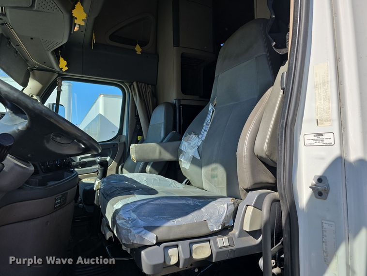 image for item DW3820 2013 Freightliner Cascadia 125 semi truck