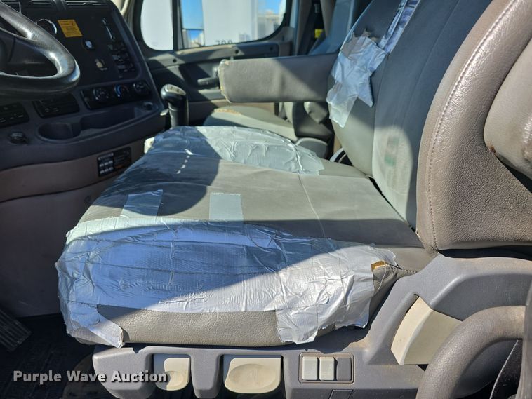 image for item DW3820 2013 Freightliner Cascadia 125 semi truck