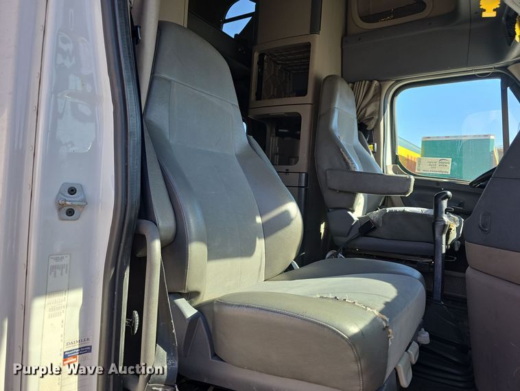 image for item DW3820 2013 Freightliner Cascadia 125 semi truck