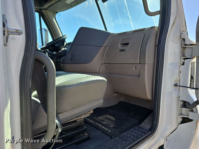 image for item DW3820 2013 Freightliner Cascadia 125 semi truck