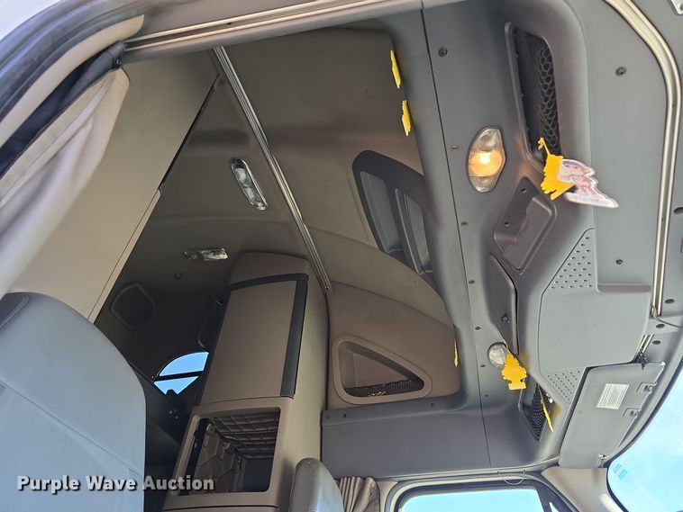 image for item DW3820 2013 Freightliner Cascadia 125 semi truck