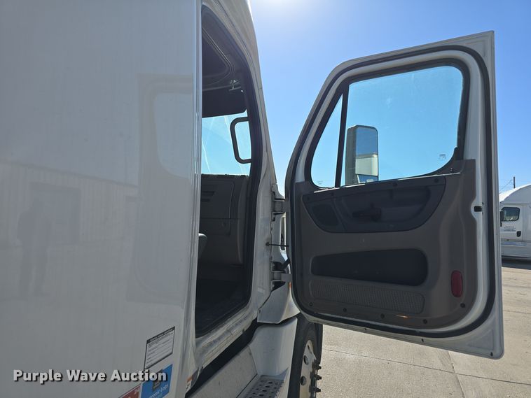 image for item DW3820 2013 Freightliner Cascadia 125 semi truck