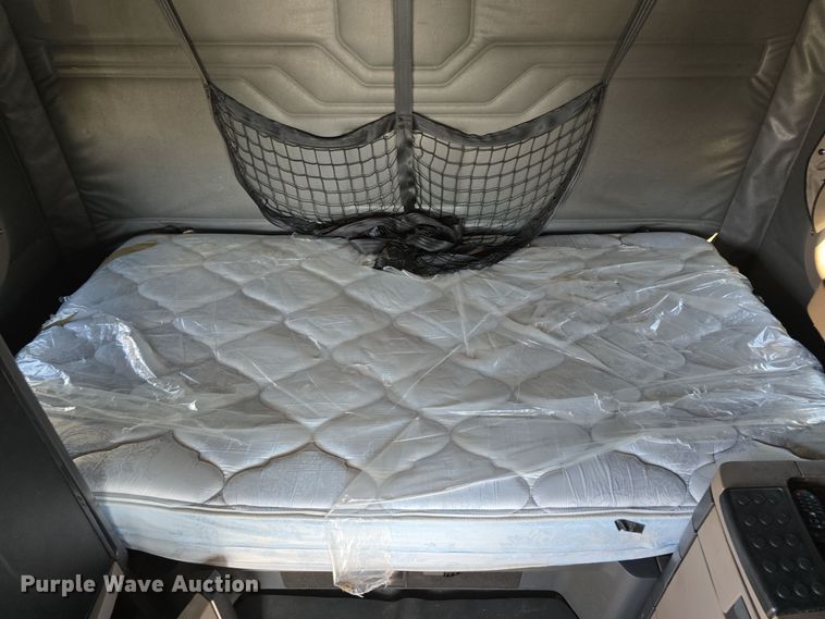 image for item DW3820 2013 Freightliner Cascadia 125 semi truck