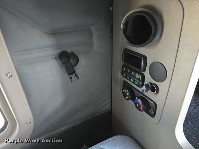 image for item DW3820 2013 Freightliner Cascadia 125 semi truck