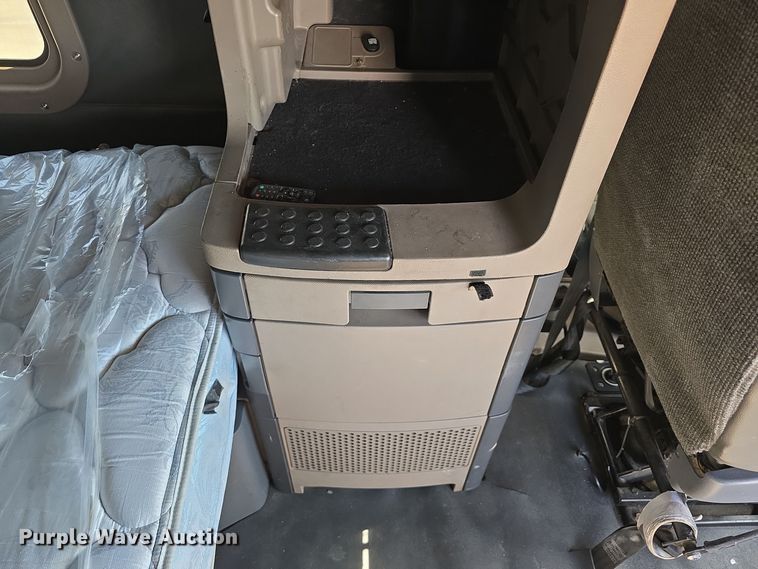 image for item DW3820 2013 Freightliner Cascadia 125 semi truck