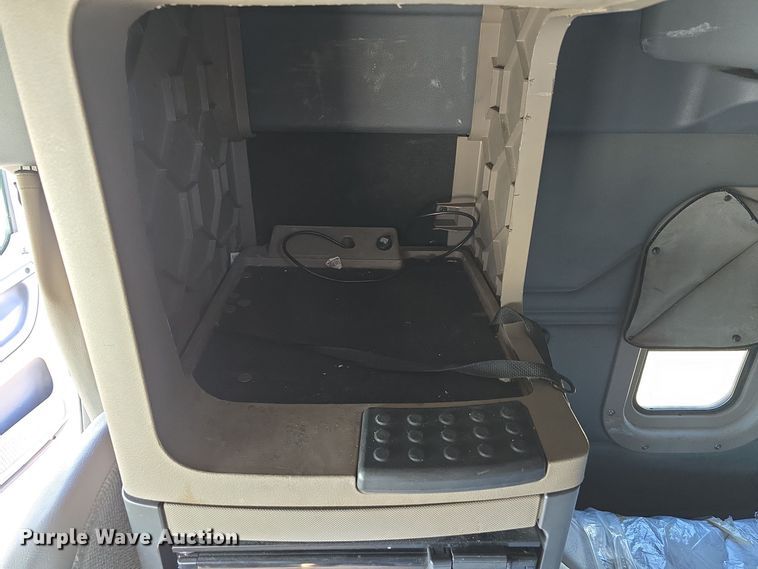 image for item DW3820 2013 Freightliner Cascadia 125 semi truck