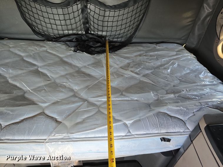 image for item DW3820 2013 Freightliner Cascadia 125 semi truck