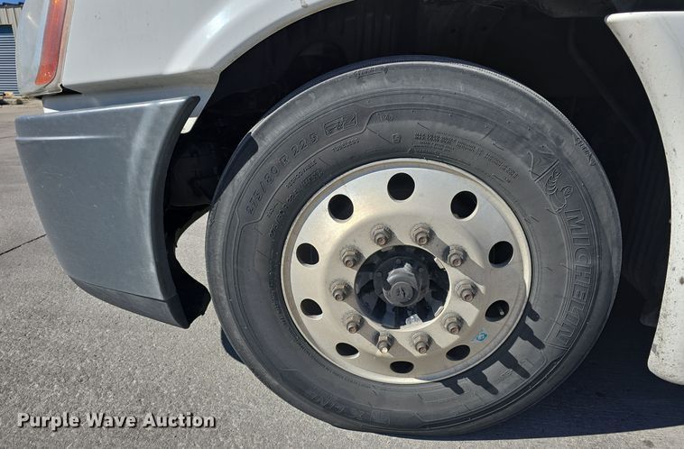 image for item DW3820 2013 Freightliner Cascadia 125 semi truck