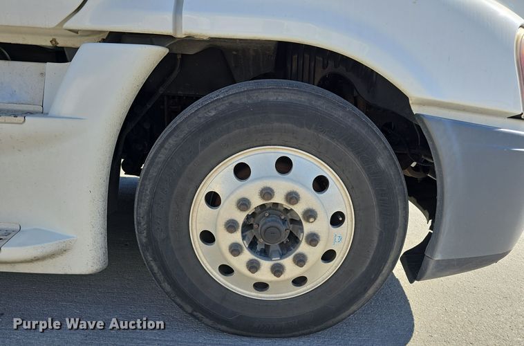 image for item DW3820 2013 Freightliner Cascadia 125 semi truck