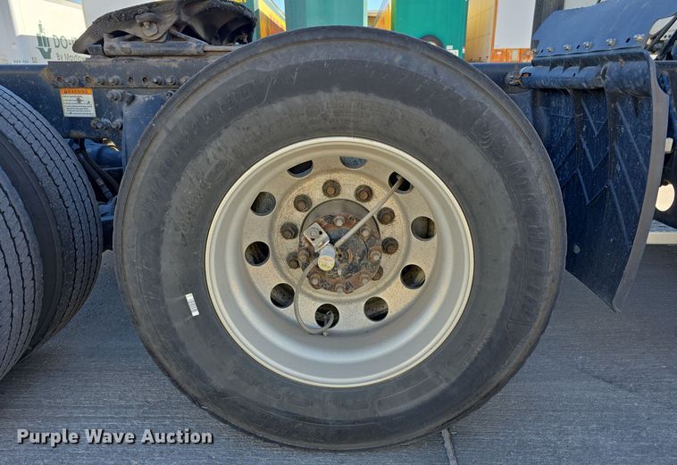 image for item DW3820 2013 Freightliner Cascadia 125 semi truck