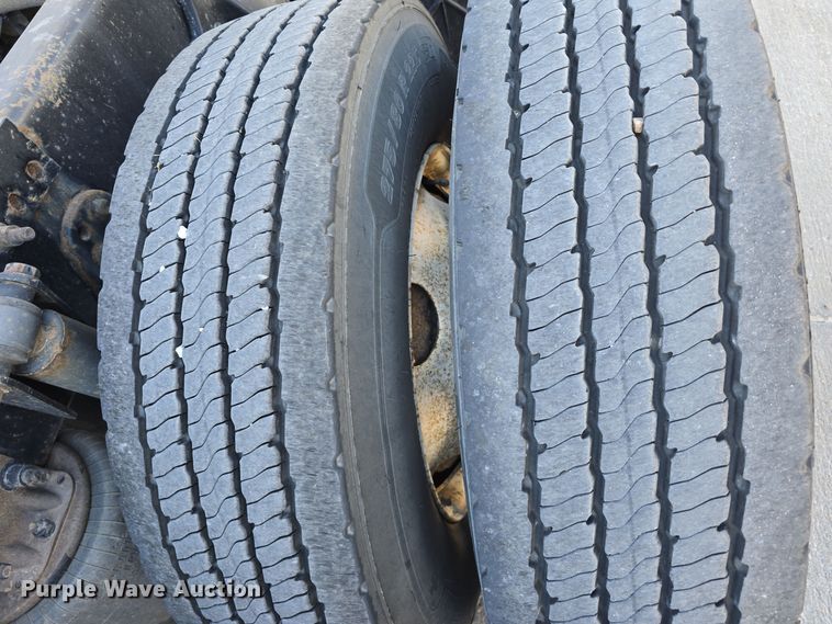 image for item DW3820 2013 Freightliner Cascadia 125 semi truck