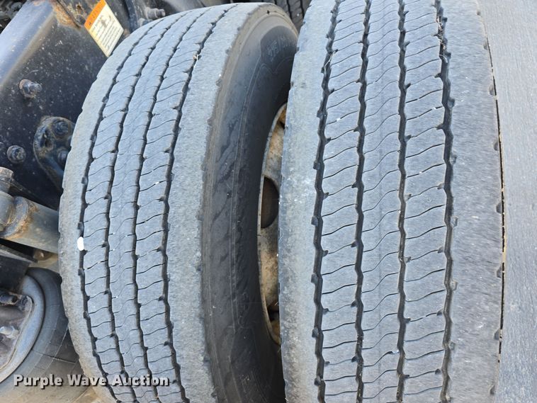 image for item DW3820 2013 Freightliner Cascadia 125 semi truck