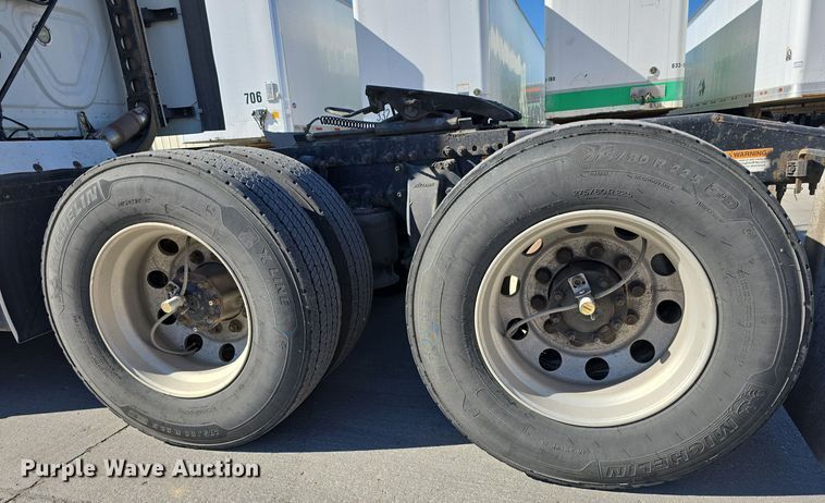 image for item DW3820 2013 Freightliner Cascadia 125 semi truck