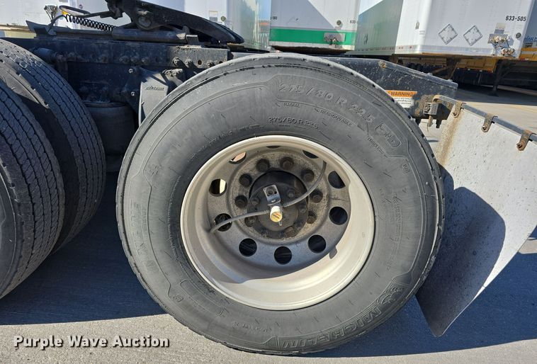 image for item DW3820 2013 Freightliner Cascadia 125 semi truck