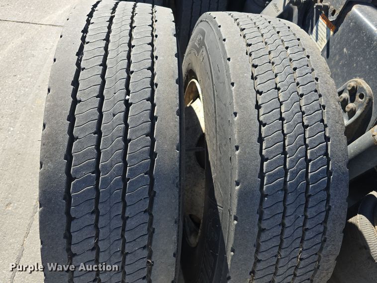 image for item DW3820 2013 Freightliner Cascadia 125 semi truck