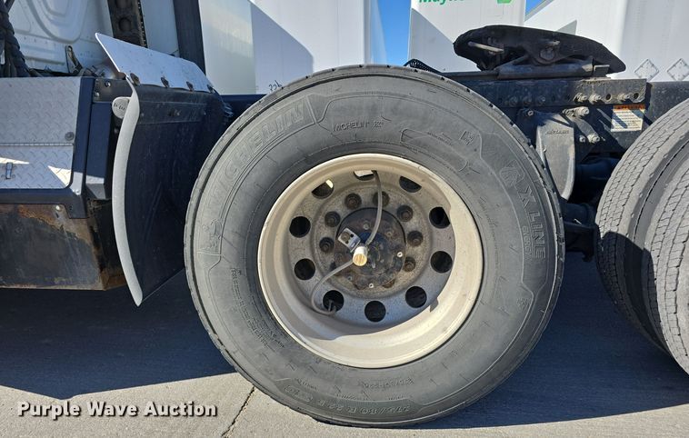 image for item DW3820 2013 Freightliner Cascadia 125 semi truck