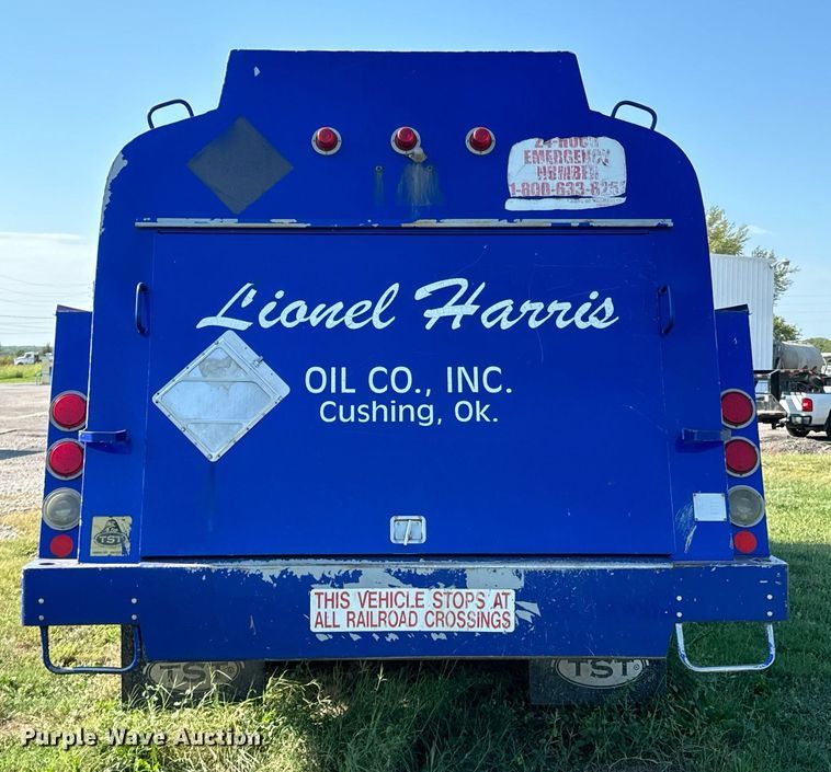 image for item DX1189 2010 Kenworth T370 fuel / lube truck