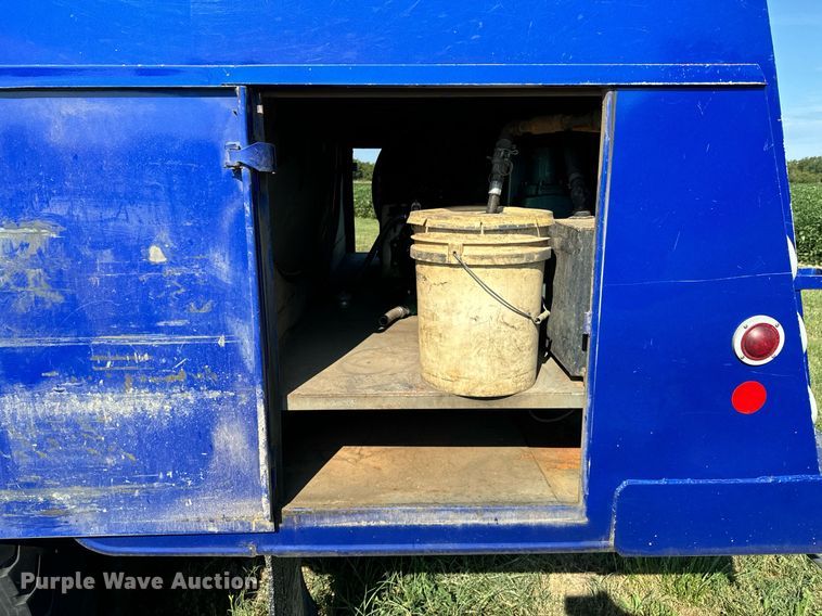 image for item DX1189 2010 Kenworth T370 fuel / lube truck