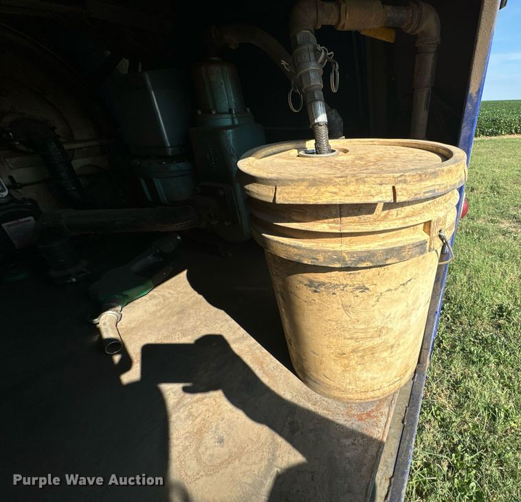 image for item DX1189 2010 Kenworth T370 fuel / lube truck