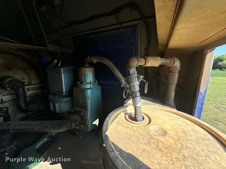 image for item DX1189 2010 Kenworth T370 fuel / lube truck